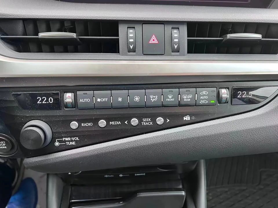 2019 Lexus ES 7th Gen - Image 14 of 18