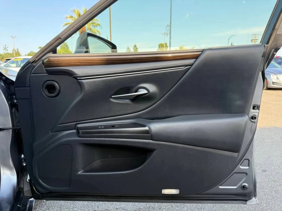2019 Lexus ES 7th Gen - Image 13 of 20