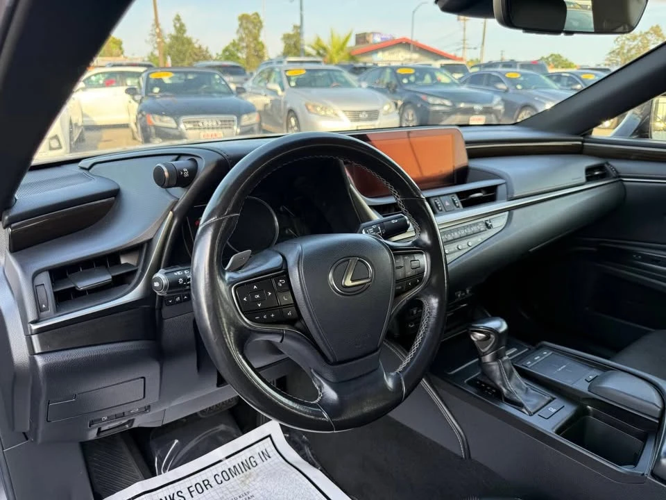 2019 Lexus ES 7th Gen - Image 16 of 20