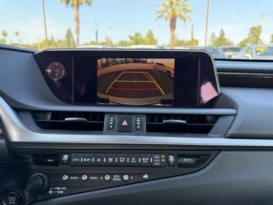 2019 Lexus ES 7th Gen - Image 19 of 20