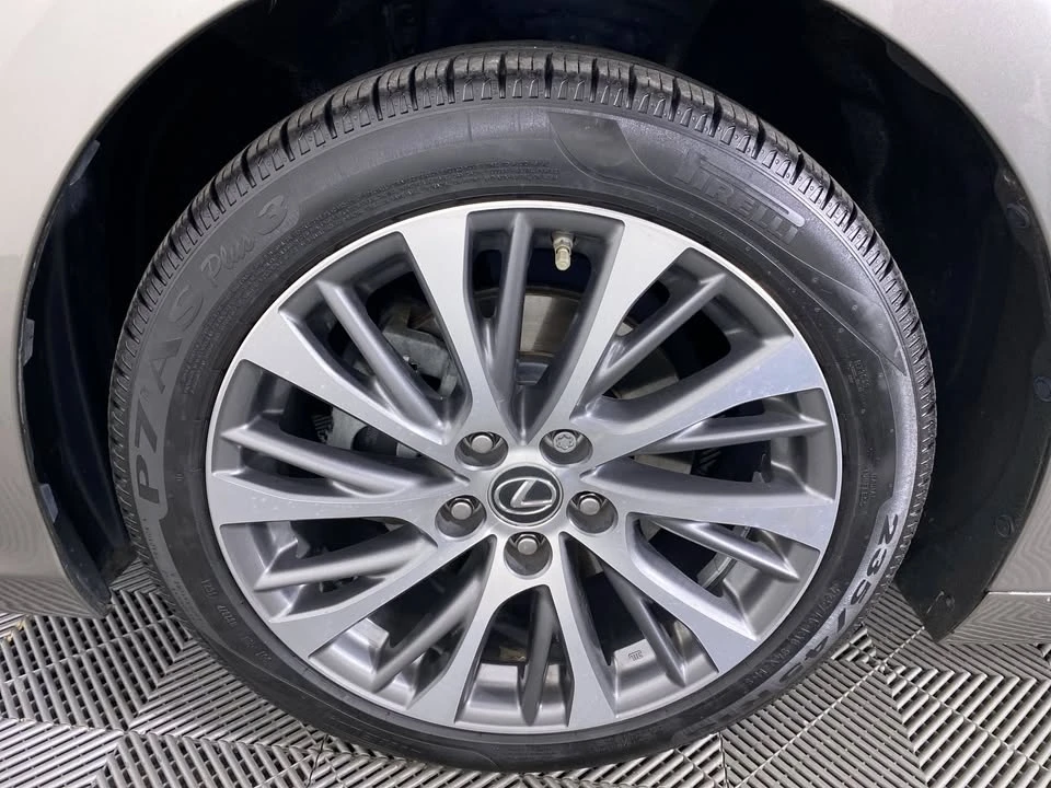 2019 Lexus ES 7th Gen - Image 17 of 19