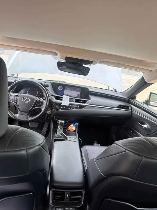 2019 Lexus ES 7th Gen - Image 6 of 10