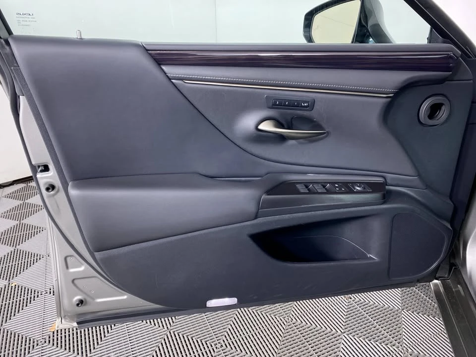 2019 Lexus ES 7th Gen - Image 14 of 19