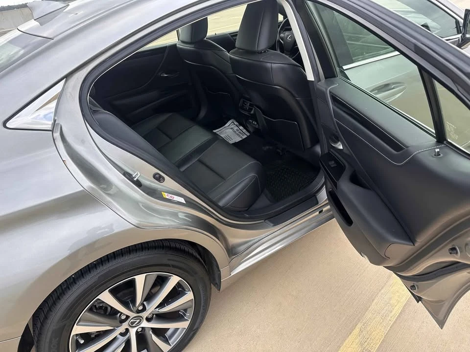 2019 Lexus ES 7th Gen - Image 8 of 10