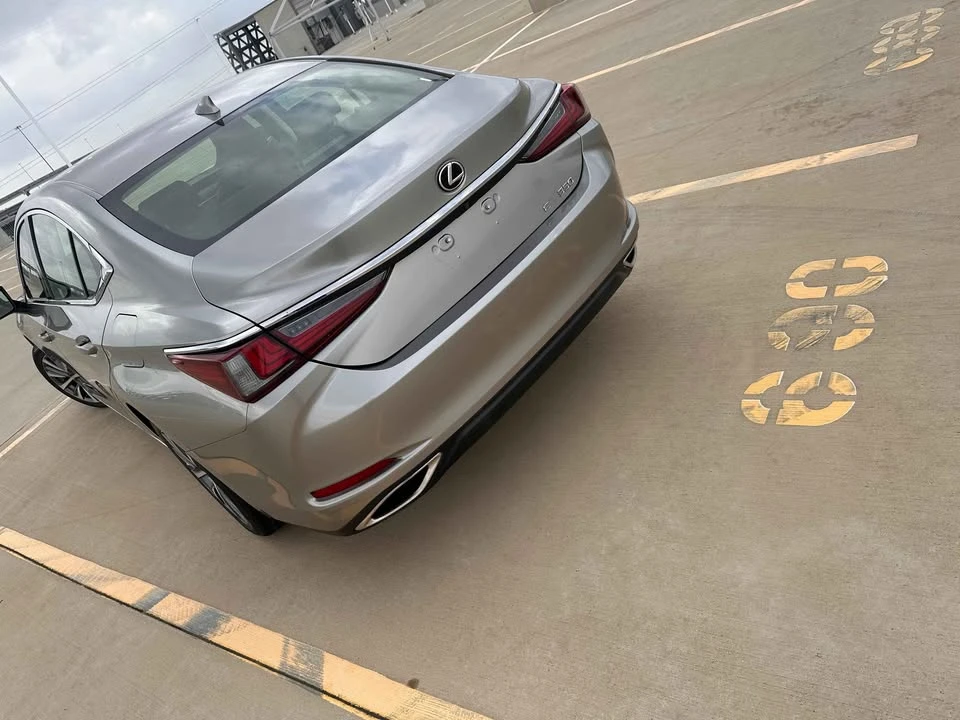 2019 Lexus ES 7th Gen - Image 9 of 10