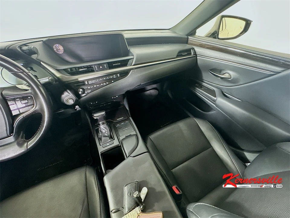 2019 Lexus ES 7th Gen - Image 11 of 21