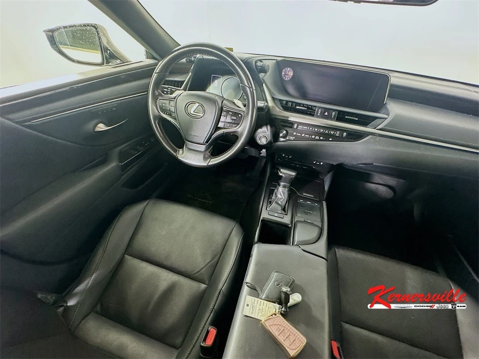 2019 Lexus ES 7th Gen - Image 9 of 12