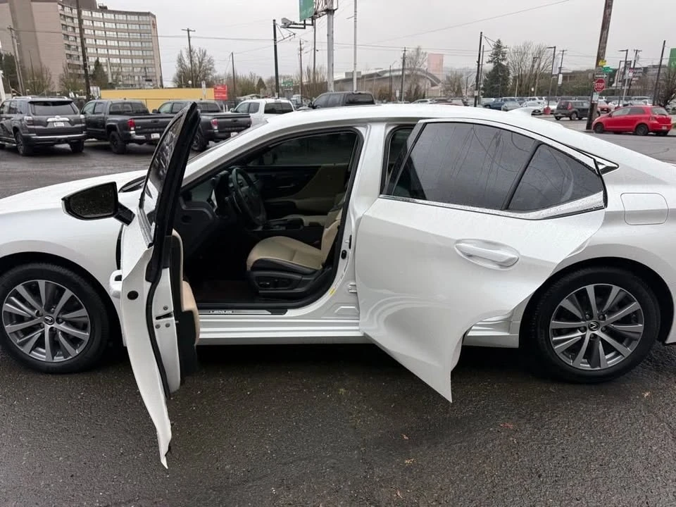 2019 Lexus ES 7th Gen - Image 17 of 20
