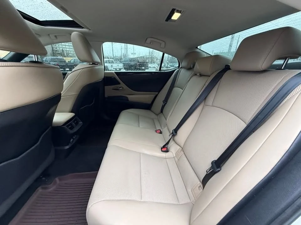 2019 Lexus ES 7th Gen - Image 16 of 20