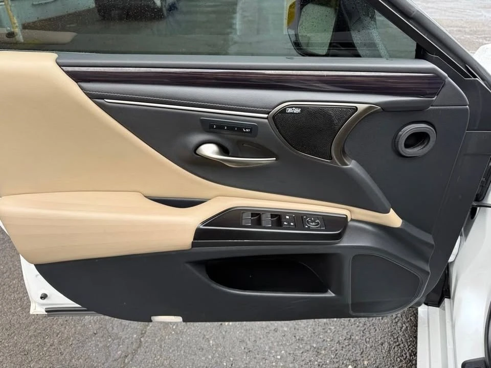 2019 Lexus ES 7th Gen - Image 11 of 20