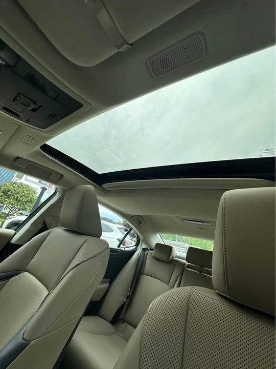 2019 Lexus ES 7th Gen - Image 12 of 14