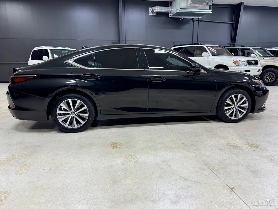 2019 Lexus ES 7th Gen - Image 8 of 12