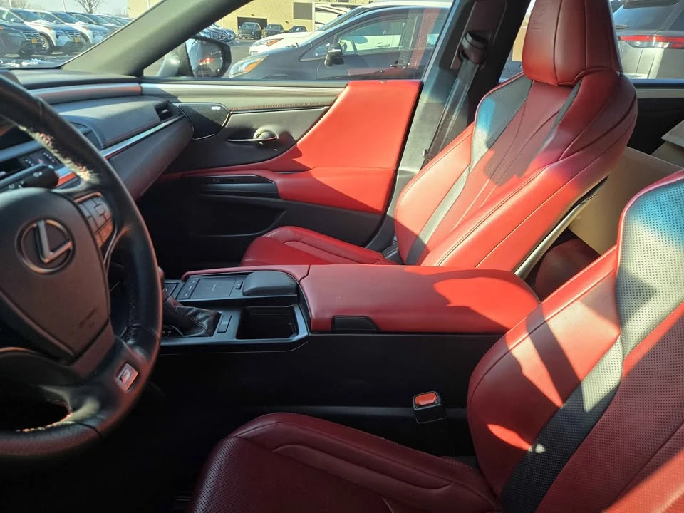 2019 Lexus ES 7th Gen - Image 9 of 12