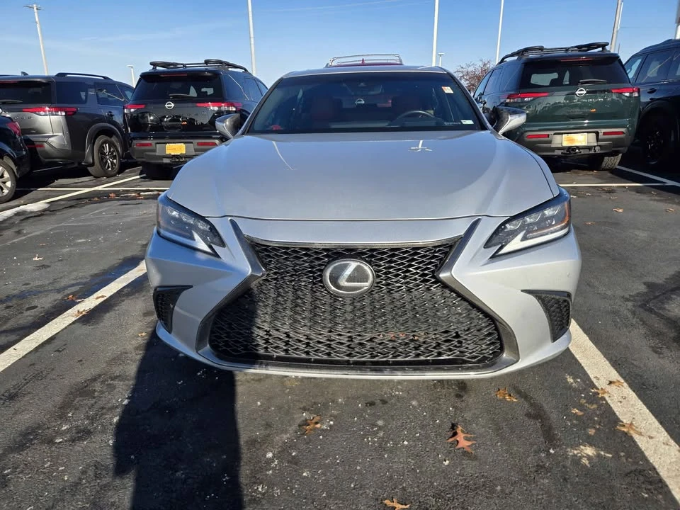 2019 Lexus ES 7th Gen - Image 2 of 12