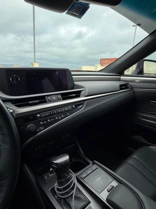 2019 Lexus ES 7th Gen - Image 10 of 12