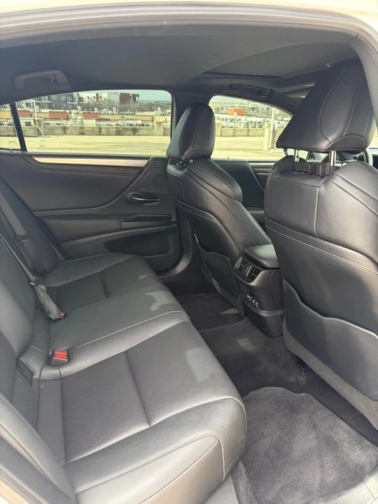 2019 Lexus ES 7th Gen - Image 9 of 12