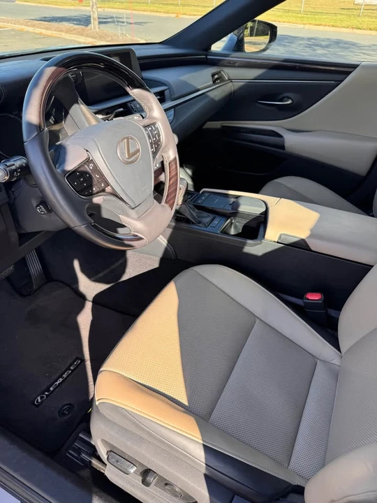 2019 Lexus ES 7th Gen - Image 13 of 14