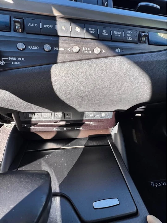 2019 Lexus ES 7th Gen - Image 12 of 14
