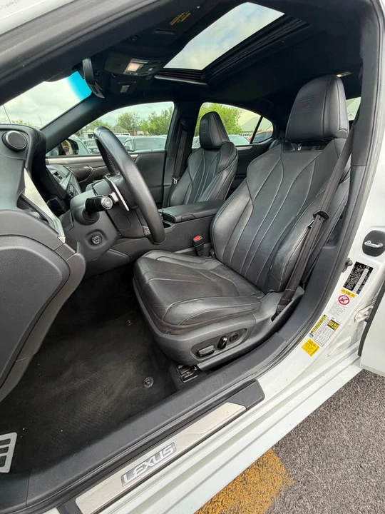 2019 Lexus ES 7th Gen - Image 9 of 11