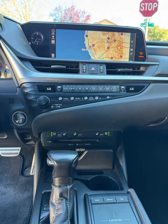 2019 Lexus ES 7th Gen - Image 10 of 12
