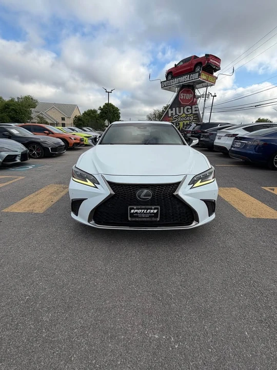 2019 Lexus ES 7th Gen - Image 2 of 11