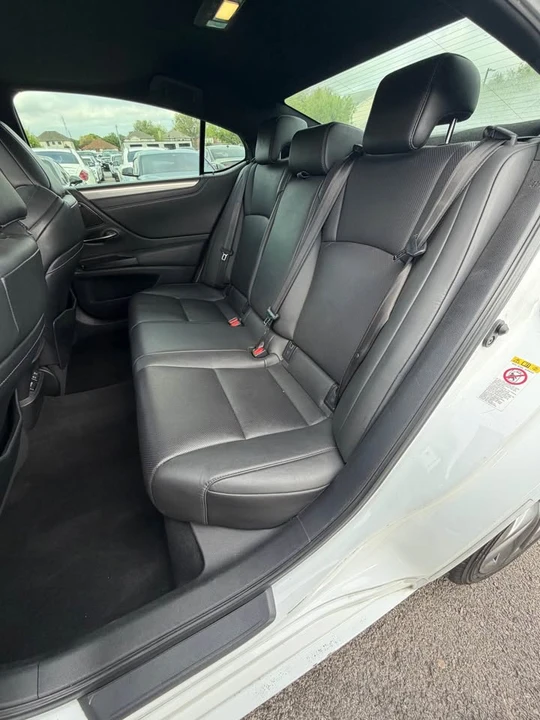 2019 Lexus ES 7th Gen - Image 10 of 11