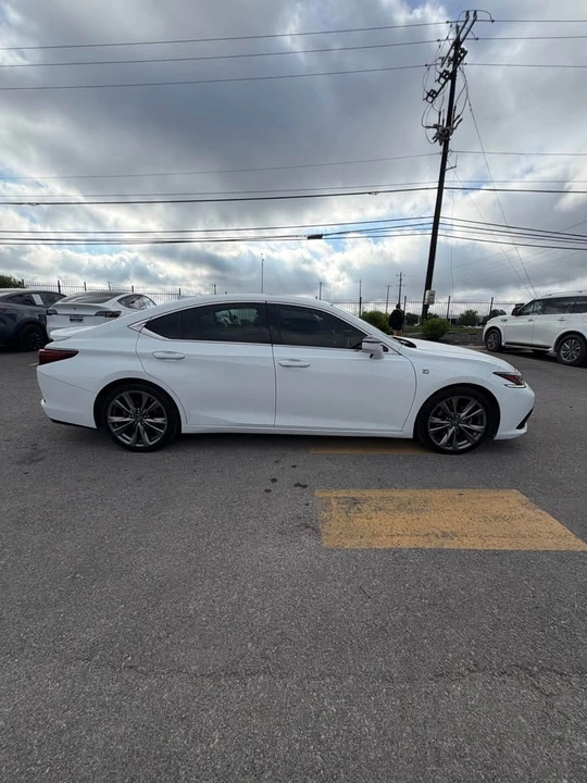 2019 Lexus ES 7th Gen - Image 8 of 11