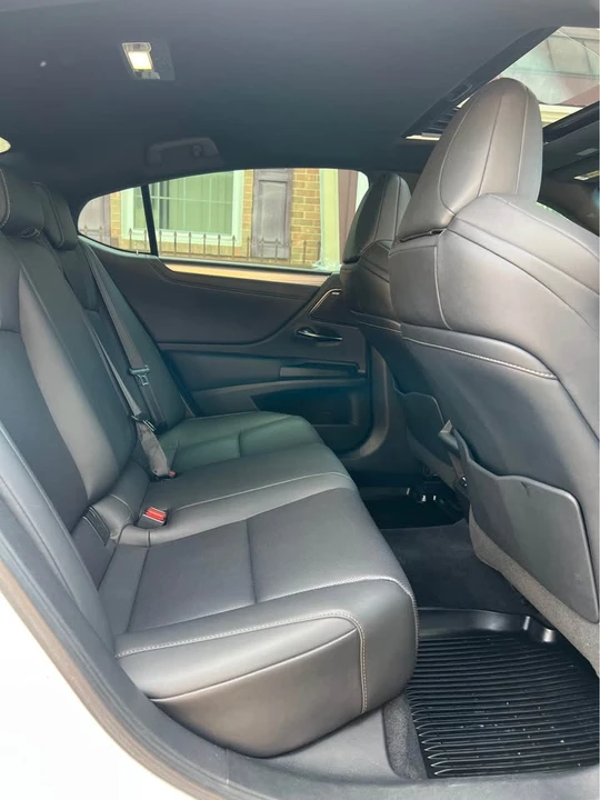 2019 Lexus ES 7th Gen - Image 16 of 19