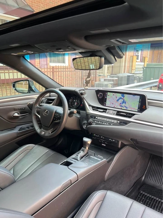 2019 Lexus ES 7th Gen - Image 12 of 17