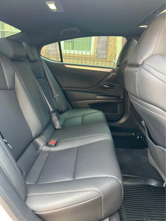 2019 Lexus ES 7th Gen - Image 16 of 17