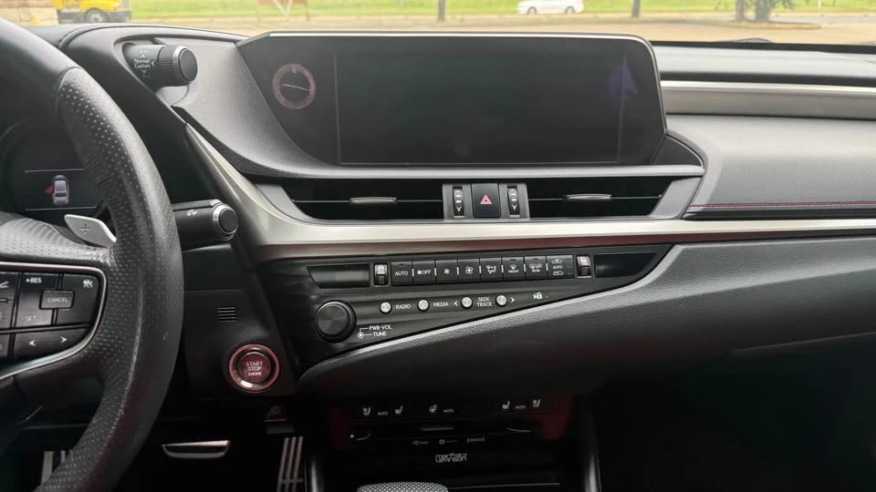 2019 Lexus ES 7th Gen - Image 16 of 20