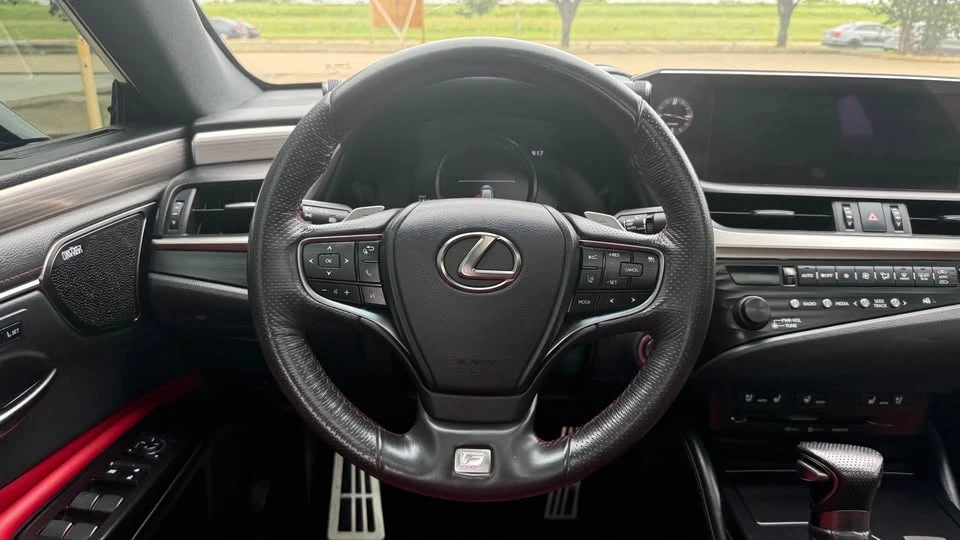 2019 Lexus ES 7th Gen - Image 15 of 20