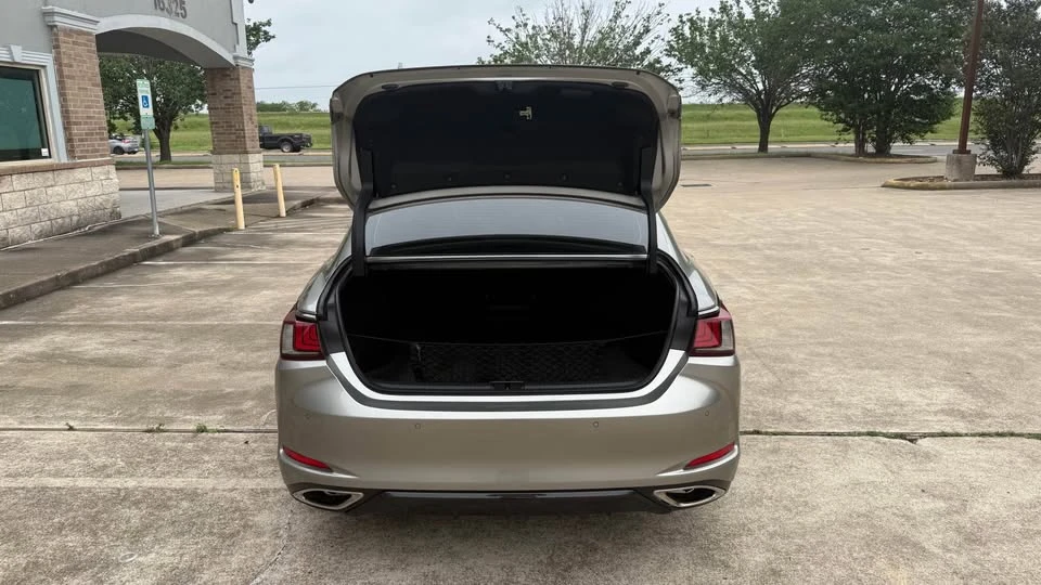 2019 Lexus ES 7th Gen - Image 10 of 20