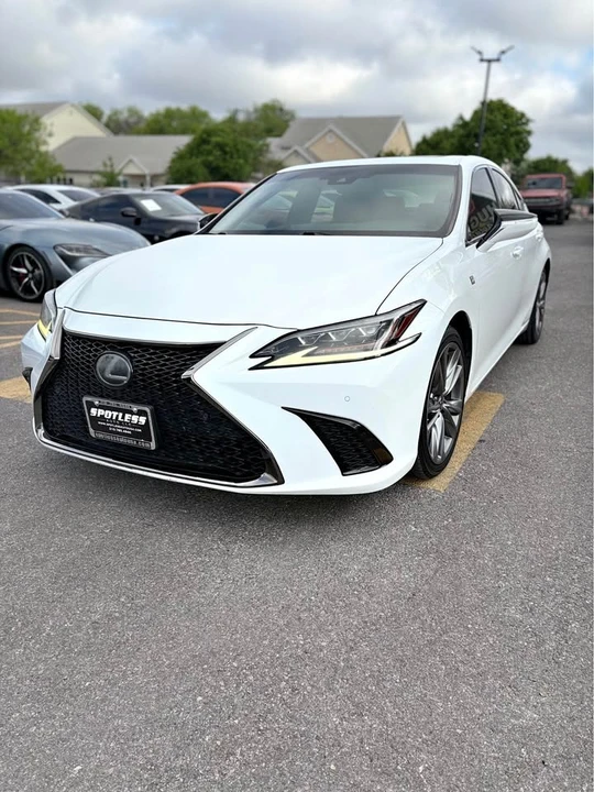 2019 Lexus ES 7th Gen - Image 2 of 10