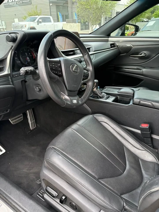2019 Lexus ES 7th Gen - Image 10 of 10