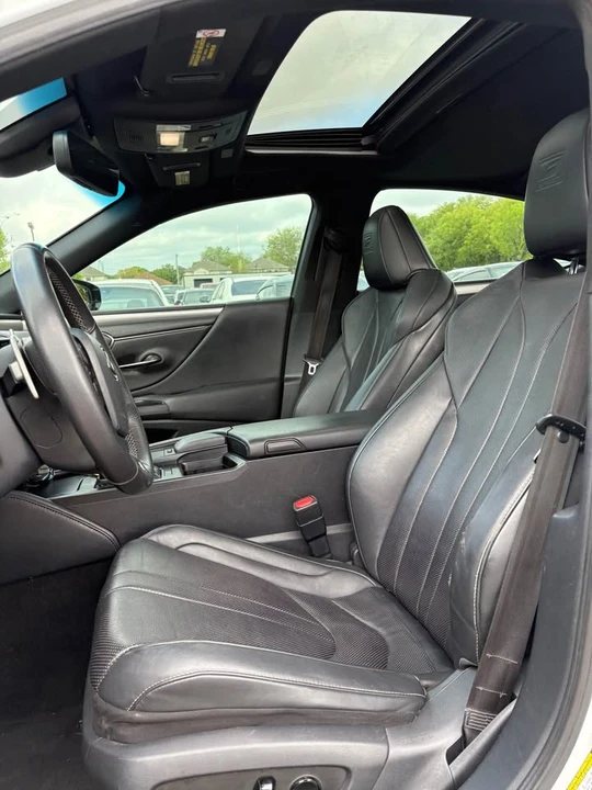 2019 Lexus ES 7th Gen - Image 9 of 10
