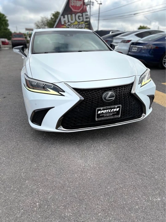 2019 Lexus ES 7th Gen - Image 3 of 10
