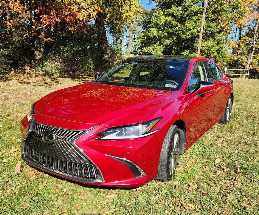 2019 Lexus ES 7th Gen - Image 2 of 10