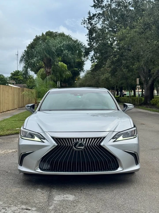 2019 Lexus ES 7th Gen - Image 2 of 12