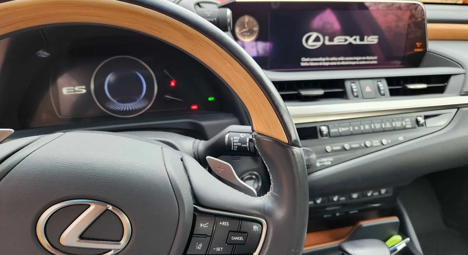 2019 Lexus ES 7th Gen - Image 8 of 10