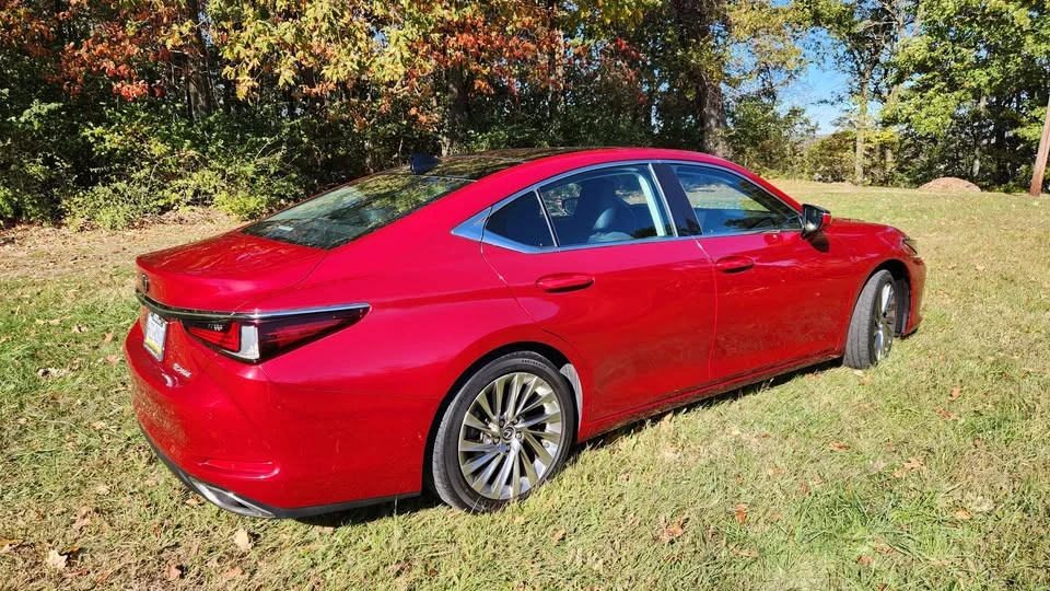 2019 Lexus ES 7th Gen - Image 3 of 10