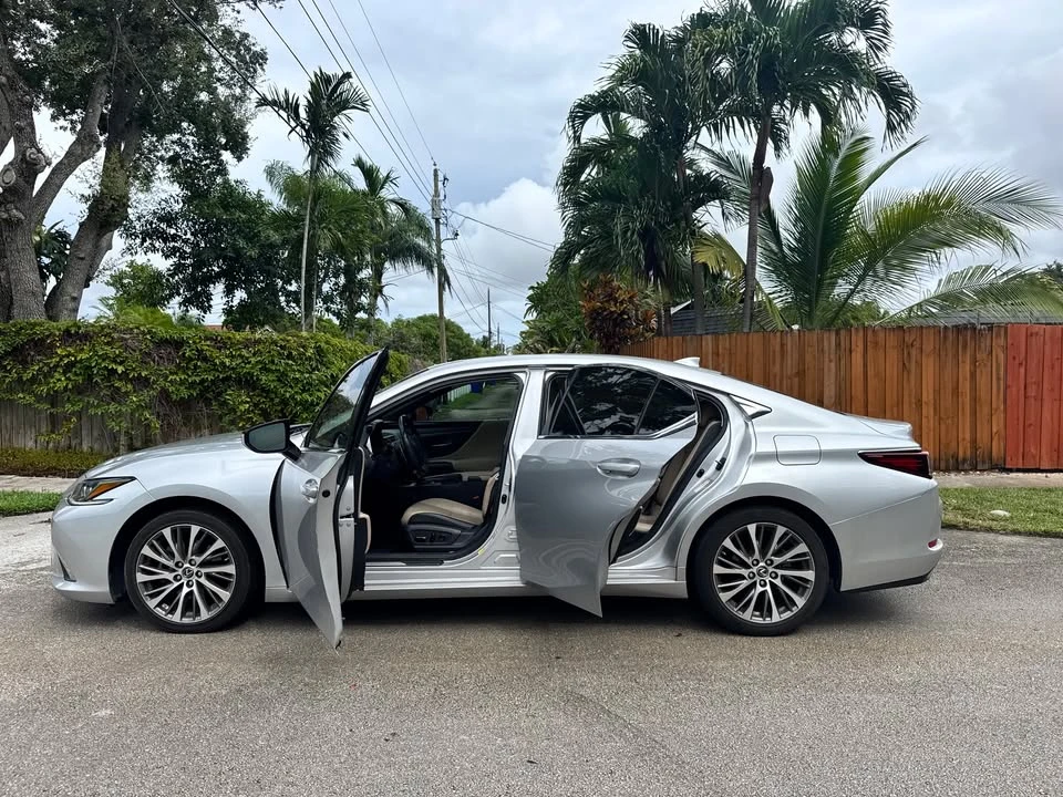 2019 Lexus ES 7th Gen - Image 11 of 12