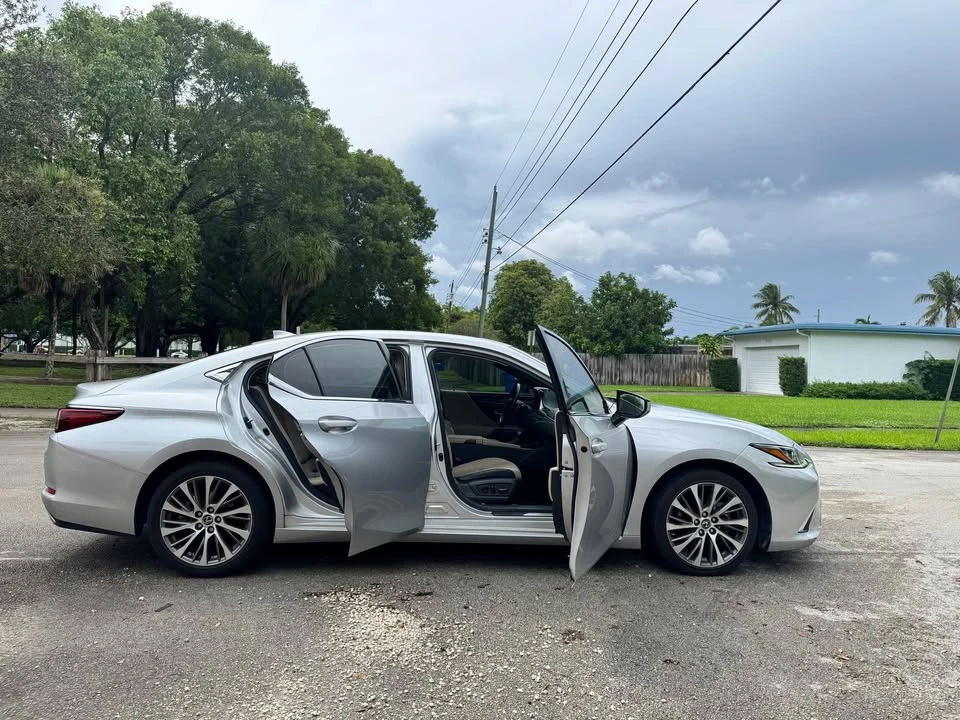 2019 Lexus ES 7th Gen - Image 12 of 12