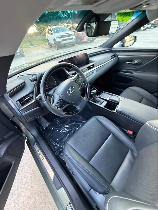 2019 Lexus ES 7th Gen - Image 5 of 6