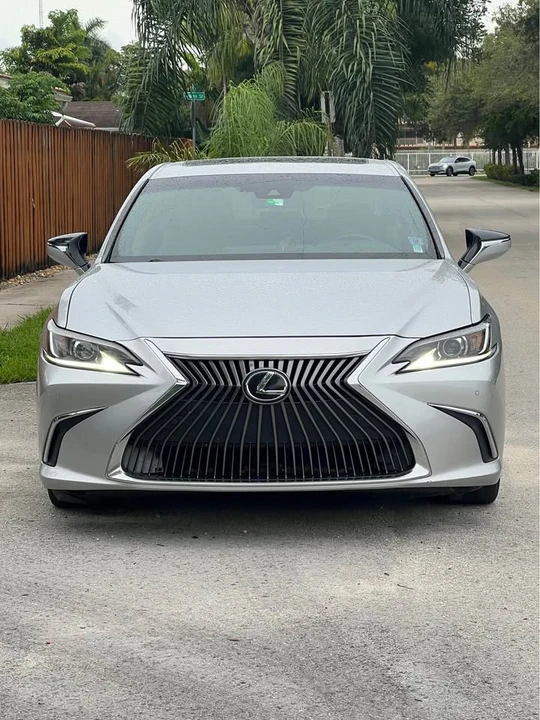 2019 Lexus ES 7th Gen - Image 2 of 9