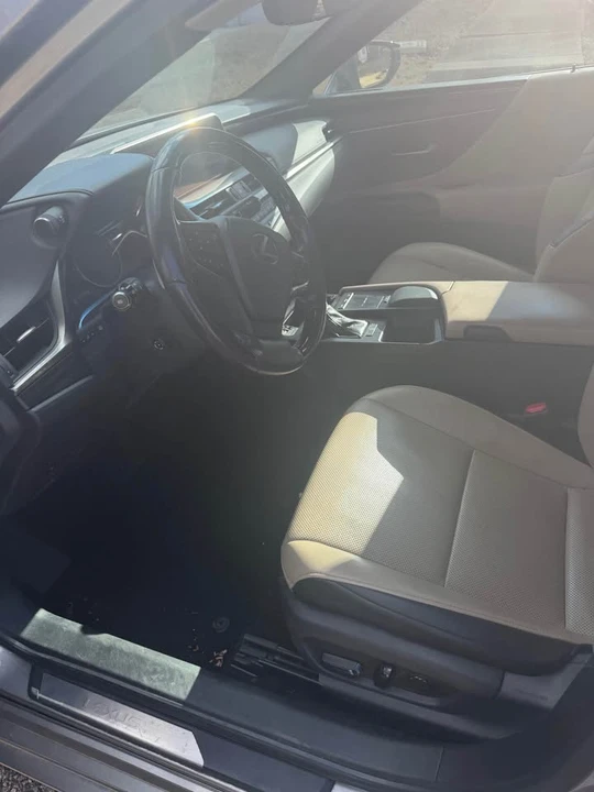 2019 Lexus ES 7th Gen - Image 2 of 13