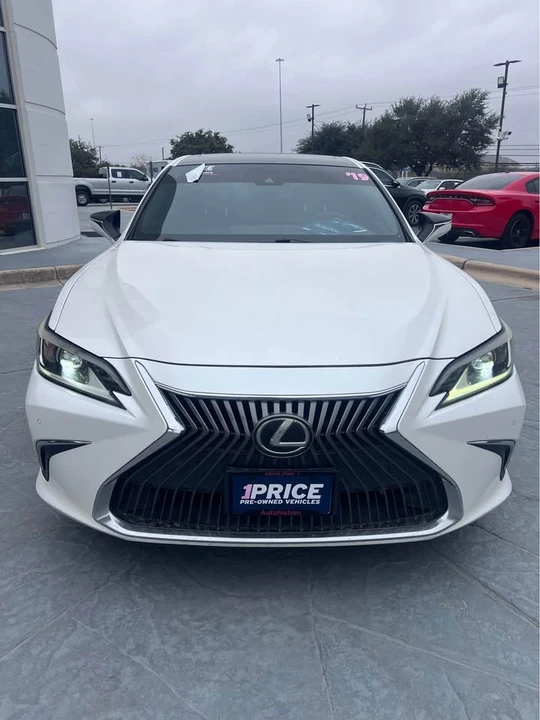 2019 Lexus ES 7th Gen - Image 3 of 11
