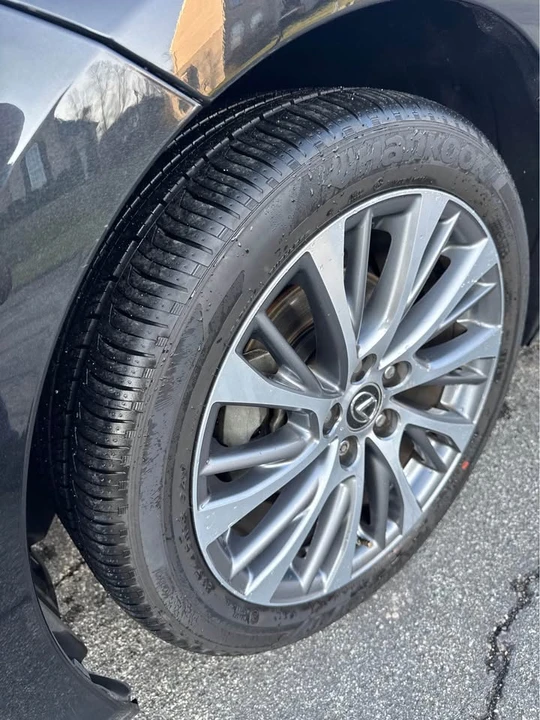 2019 Lexus ES 7th Gen - Image 12 of 13