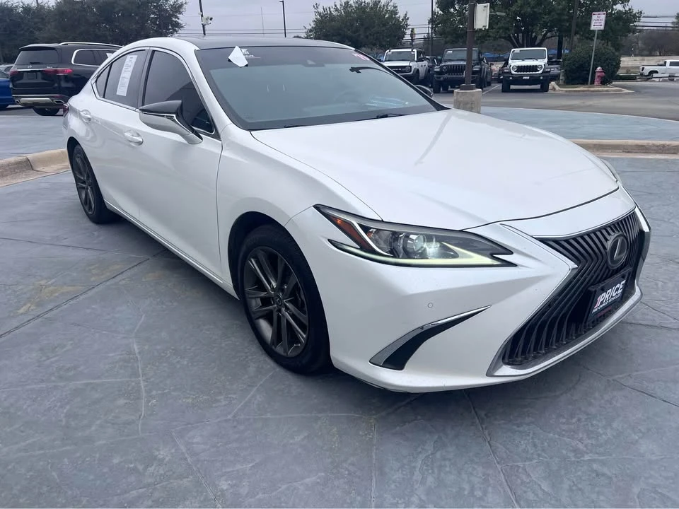 2019 Lexus ES 7th Gen - Image 2 of 11