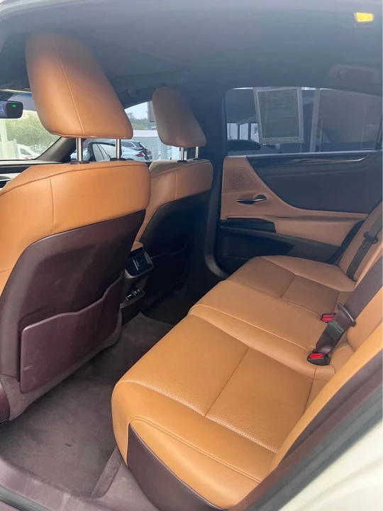 2019 Lexus ES 7th Gen - Image 8 of 11